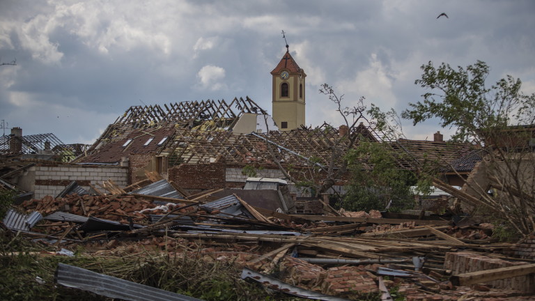 30 000 семейства на тъмно след торнадото в Чехия 