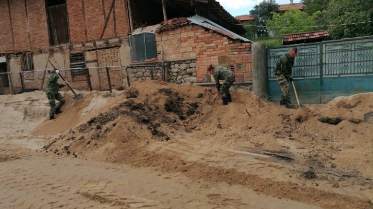 Кабинетът обещава пълно възстановяване на наводнените села до зимата