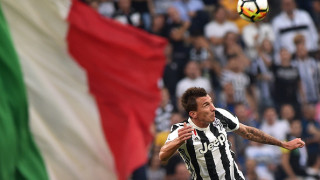 Нападателят на Ювентус Марио Манджукич ще удължи договора си с