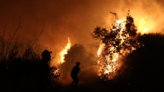 Силни ветрове затрудняват гасенето на 40-те пожара в Гърция
