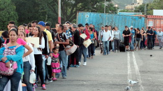 След отварянето на границата с Колумбия големи маси от венецуелци