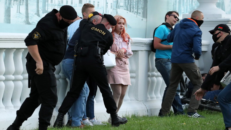 Полицията в Беларус е задържала най-малко 250 души по време