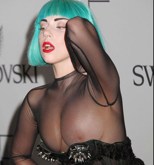 Лейди Гага лъсна по цици на модна церемония