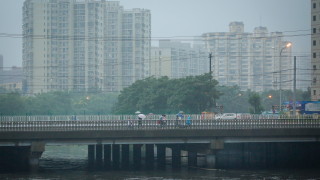 Остатъчният дъжд от тайфунът Доксури продължава да се носи към