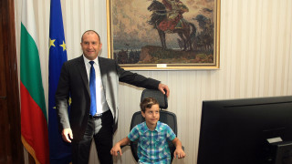 Президентът Румен Радев отстъпи стола си на държавен глава на