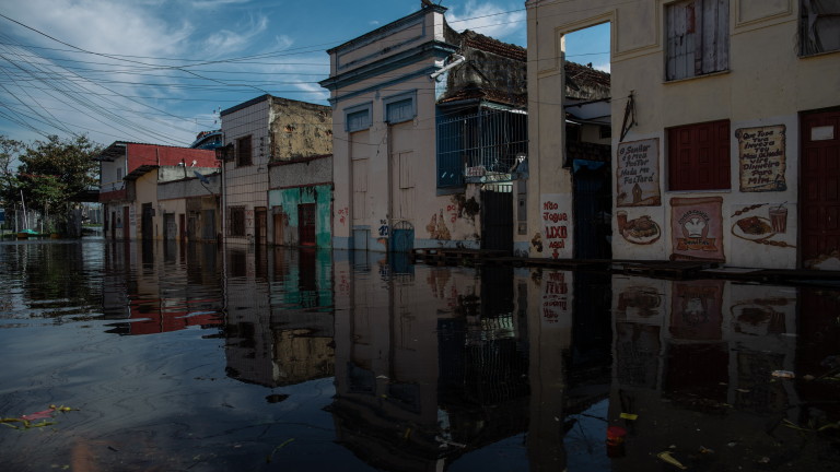 Броят на жертвите от проливните дъждове, които удариха бразилския щат