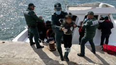 Заловиха 38 мигранти, плаващи с лодка край Каварна