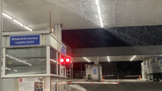 Двама гранични полицаи са задържани за взет подкуп в размер