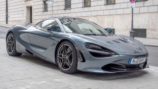 Да си купиш кола за $300 000 в петък и в събота да я разбиеш след удар в дърво