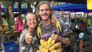 Тина и Симон се запознават след като се местят на
