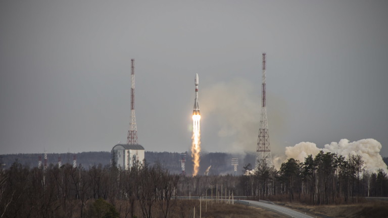 Русия изстреля космически кораб Союз с руски, беларуски и американски