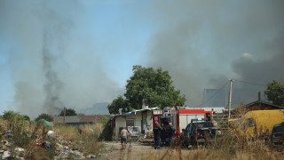 Сухи треви горят в квартал Христо Ботев в София в