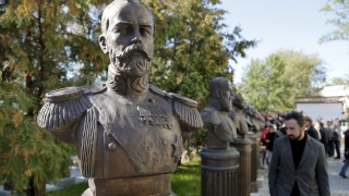 Руският патриарх води стохилядно кръстно шествие в памет на Николай II