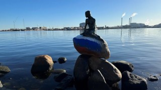 Вандали изрисуваха руското знаме върху статуята на Малката русалка в Копенхаген