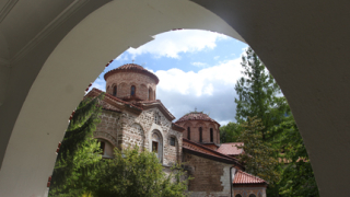 Асеновград обезщетява Бачковския манастир заради самонастанили се цигани