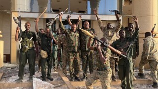 Повече от 40 души включително деца и здравни работници са