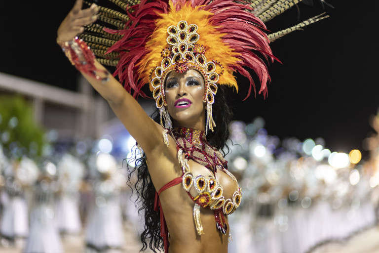 Костюмите постоянно са обилни