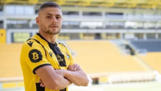 Четирима футболисти от Първа лига днес прекратиха договорите си заради