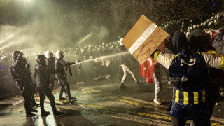 Десетки хиляди излязоха на протест в цяла Турция след ареста