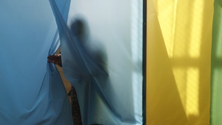 Украйна провежда днес балотаж на изборите за президент До него