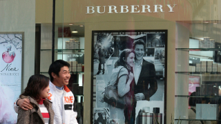 Известната британска модна марка Burberry е изгорила непродадени дрехи аксесоари