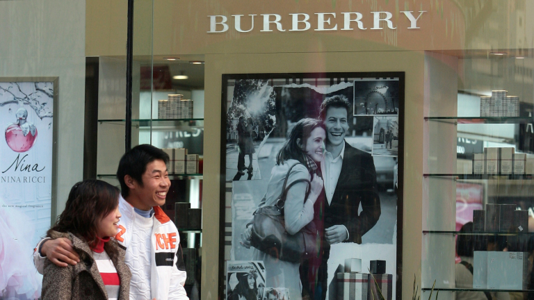 Burberry "прекроява" бизнеса си заради слабия пазар на луксозни стоки