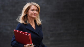 Министърът на труда и пенсиите на Великобритания Естер Маквей подаде