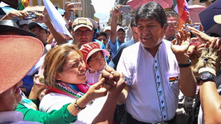 Настоящият президент на Боливия Ево Моралес печели президентските избори Това