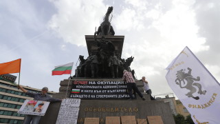 В ход е пълзяща окупация на България, тревожи се Костадинов и пак събира протест