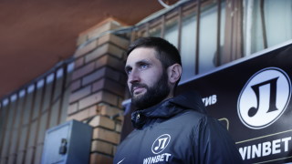 Старши треньорът на Локомотив Пловдив Александър Тунчев говори пред медиите