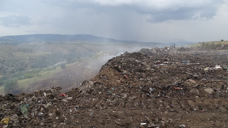 Не установиха замърсяване на въздуха при сметището край Дупница