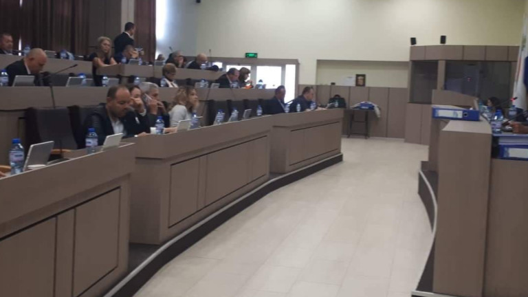 Искат оставката на председателя на Общинския съвет в Благоевград, съобщава