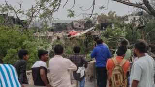 Спасителни екипи в индийския град Ахмедабад продължават трескаво да претърсват