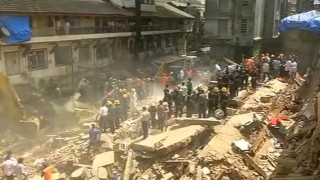 Загинали и затрупани под рухнала сграда в Мумбай