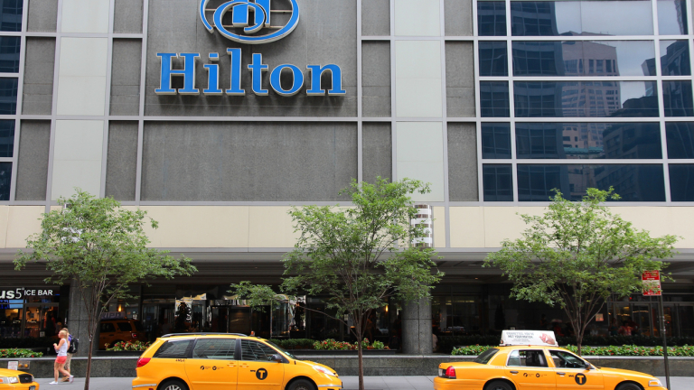 Hilton инсталират 20 000 зарядни за Tesla в хотелите си