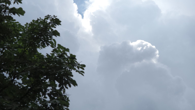 Жълт код за валежи и бури в цялата страна