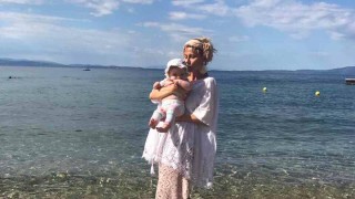 Илиана Раева заведе внучката си на море (СНИМКИ)