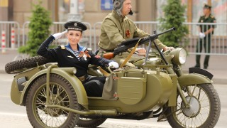 Без военна техника и курсанти на парада в Москва, а уж печелят войната