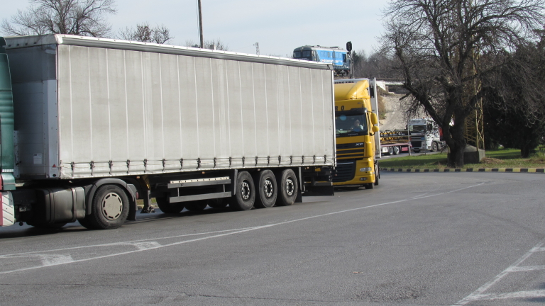 Авария на трафопост бави товарните автомобили на Кулата - Промахон