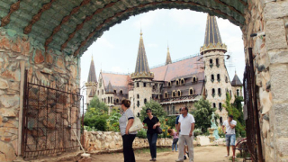 Замък привлича туристи по Черноморието