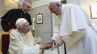 Бившият папа Бенедикт XVI е в съзнание и бодър