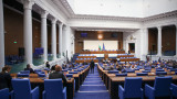  Депутати замесиха по 100 лева за великденски козунаци за бедните пенсионери 