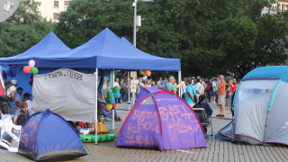 Пореден ден три ключови кръстовища в София остават под блокада