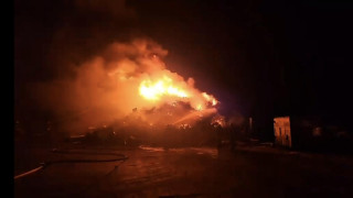 Пожар избухна в база за вторични суровини в Сливен