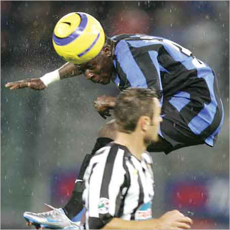 От Интер готови да пуснат Мартенс под наем