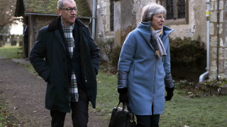 Британският премиер Тереза Мей обмисля промени в Споразумението от Разпети петък Целта