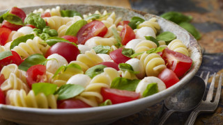 Както подсказва името й пастата Капрезе съчетава сварена предварително паста