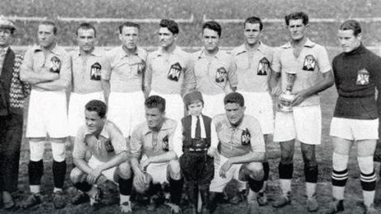  Отборът на Югославия, който напуща шампионата в символ на митинг. 