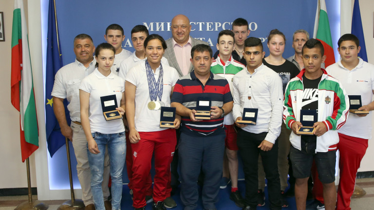 Министър Кралев награди медалистите от Европейското първенство по вдигане на тежести за юноши и девойки