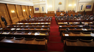 Задава се банков туризъм, БСП и ГЕРБ „изяждат” гласовете на по-малките партии, Плевнелиев награждава Расмусен... 
